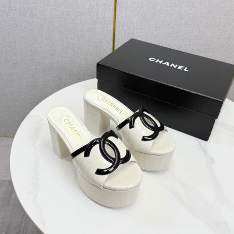 CHANEL 26S BLOCK HEEL SANDALS 100 MM IN WHITE CROCODILE-EMBOSSED CALFSKIN