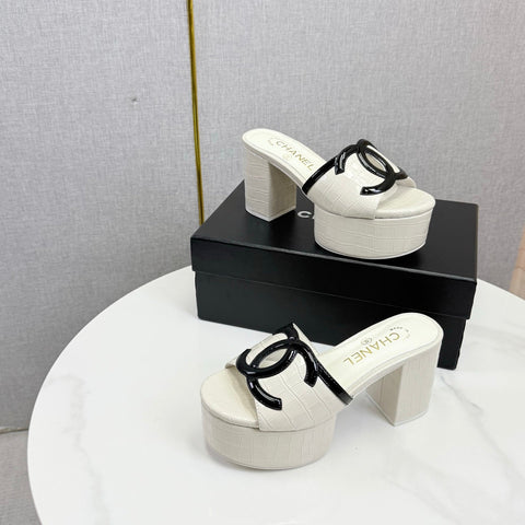 CHANEL 26S BLOCK HEEL SANDALS 100 MM IN WHITE CROCODILE-EMBOSSED CALFSKIN
