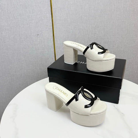 CHANEL 26S BLOCK HEEL SANDALS 100 MM IN WHITE CROCODILE-EMBOSSED CALFSKIN