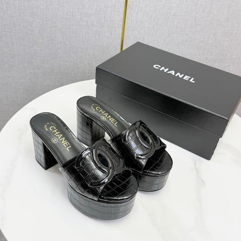 CHANEL 26S BLOCK HEEL SANDALS 100 MM IN BLACK CROCODILE-EMBOSSED CALFSKIN