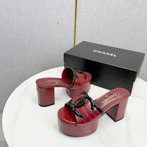CHANEL 26S BLOCK HEEL SANDALS 100 MM IN RED CROCODILE-EMBOSSED CALFSKIN