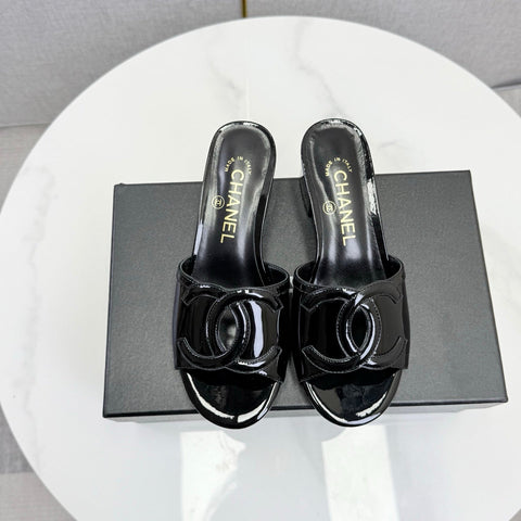 CHANEL 26S BLOCK HEEL SANDALS 40 MM IN BLACK PATENT CALFSKIN