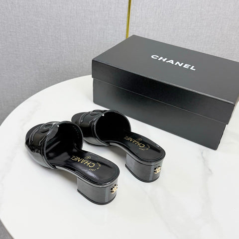 CHANEL 26S BLOCK HEEL SANDALS 40 MM IN BLACK PATENT CALFSKIN