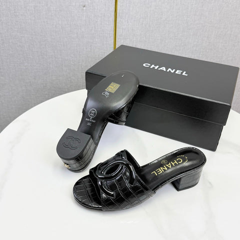 CHANEL 26S BLOCK HEEL SANDALS 40 MM IN BLACK CROCODILE-EMBOSSED CALFSKIN