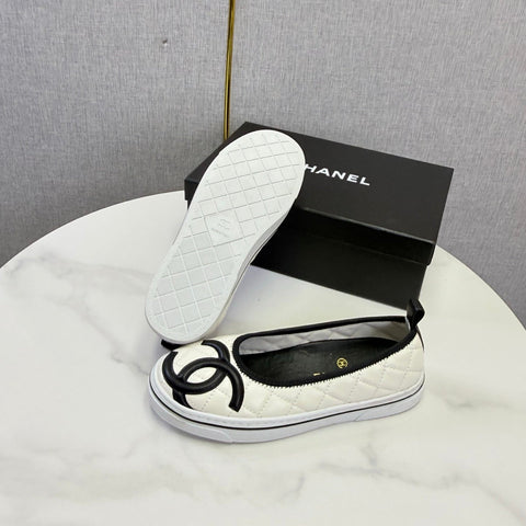 CHANEL 26S CC LOGO SLIP-ON SNEAKERS IN WHITE CALFSKIN