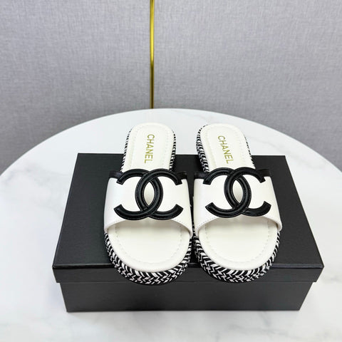 CHANEL 26S PLATFORM SLIDES IN WHITE LAMBSKIN WITH CC LOGO