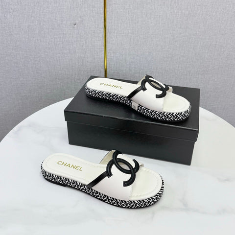 CHANEL 26S PLATFORM SLIDES IN WHITE LAMBSKIN WITH CC LOGO