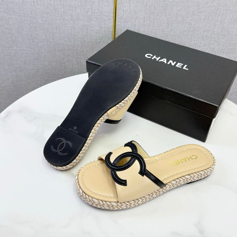 CHANEL 26S PLATFORM SLIDES IN BEIGE LAMBSKIN WITH CC LOGO
