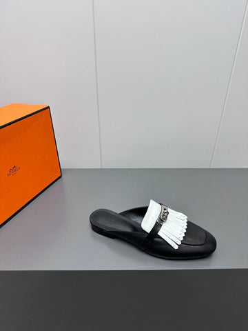 0Z MULE IN BLACK LAMBSKIN WITH WHITE FRINGE DETAIL