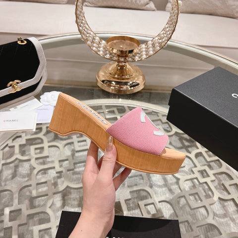 WEDGE PLATFORM IN LIGHT PINK LAMBSKIN WITH WHITE LOGO