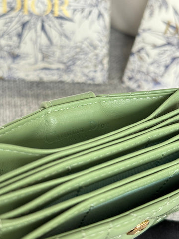LADY JASMINE CARD HOLDER 10 IN LIGHT GREEN QUILTED PATENT CALFSKIN