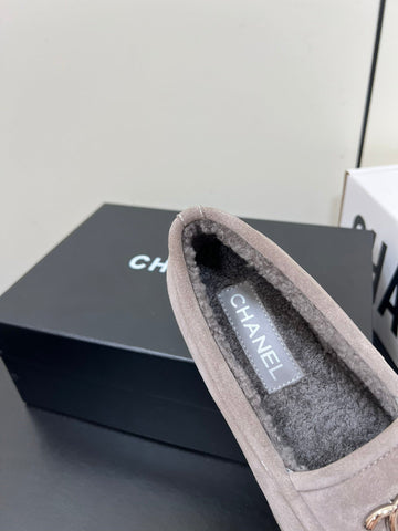 LOAFER IN KHAKI BROWN SUEDE AND SOLF FLEECE LINING