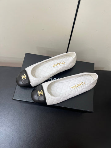 CC BALLET FLAT 25SS IN WHITE MIX BLACK LAMBSKIN WITH GOLD HARDWARE