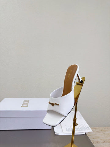 DIOR 26S KITTEN HEEL MULE SANDALS IN WHITE PATENT CALFSKIN WITH LOGO