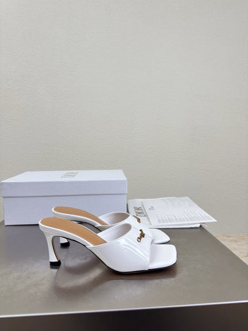 DIOR 26S KITTEN HEEL MULE SANDALS IN WHITE PATENT CALFSKIN WITH LOGO