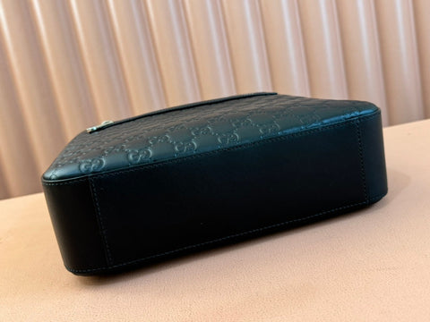 SIGNATURE MESSENGER BAG 28 IN BLACK GG CALFSKIN