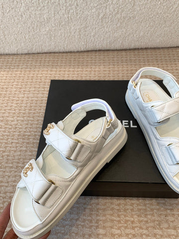 DAD SANDAL IN WHITE SHEEPSKIN