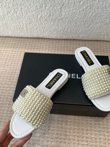 FLAT SLIDE IN WHITE LAMBSKIN WITH PEARLS