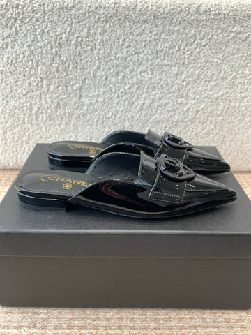FLAT MULES IN BLACK PATENT CALFSKIN