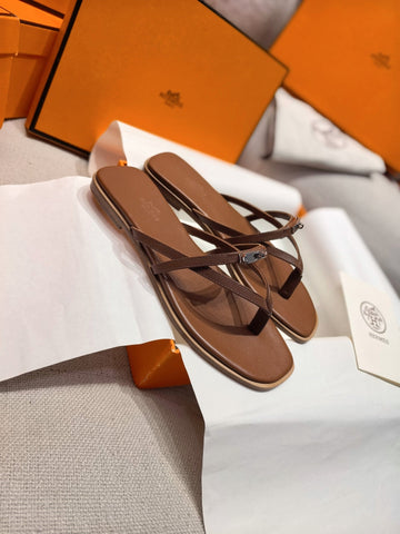 HM 26S KELLY BUCKLE THONG SANDALS IN BROWN CALFSKIN SILVER HARDWARE