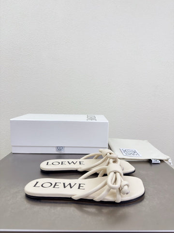 LOEWE 26S FLAMENCO KNOT SANDAL IN IVORY WHITE CALFSKIN