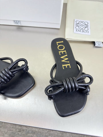 LOEWE 26S FLAMENCO KNOT SANDAL IN BLACK CALFSKIN