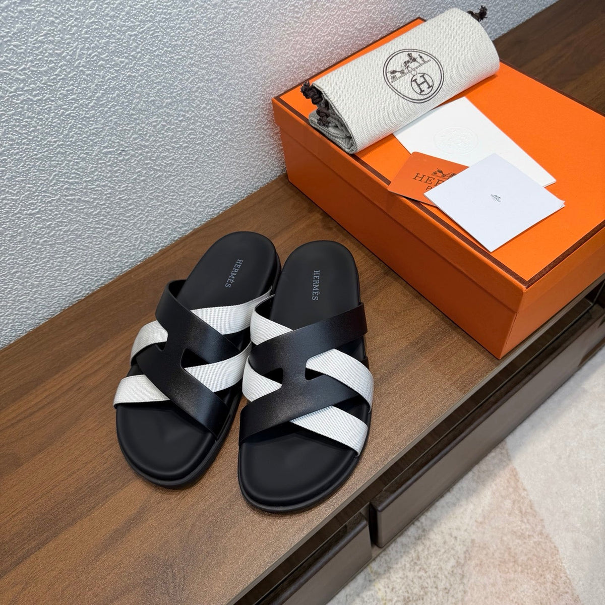 HM 26S KAZIMIR SANDAL IN BLACK CALFSKIN AND WHITE FABRIC
