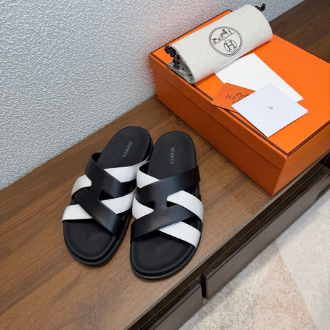 HM 26S KAZIMIR SANDAL IN BLACK CALFSKIN AND WHITE FABRIC