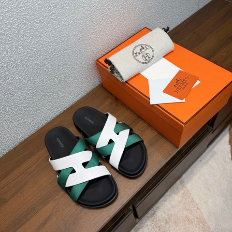 HM 26S KAZIMIR SANDAL IN WHITE CALFSKIN AND EMERALD GREEN FABRIC
