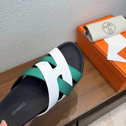 HM 26S KAZIMIR SANDAL IN WHITE CALFSKIN AND EMERALD GREEN FABRIC