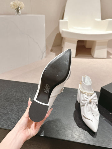 SHORT BOOTS IN WHITE SHEEPSKIN WITH BOW