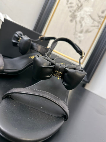 MID HEEL SANDALS IN BLACK CALFSKIN WITH BOW