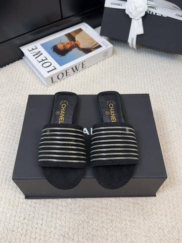 FLAT SLIDE IN BLACK SUEDE WITH SILVER CHAIN