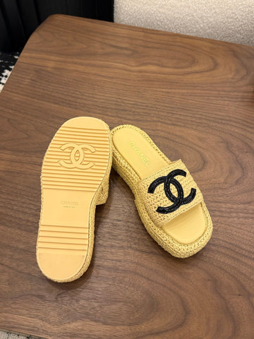 CHANEL 26S PLATFORM SLIDES 40 MM IN PASTEL YELLOW WOVEN RAFFIA