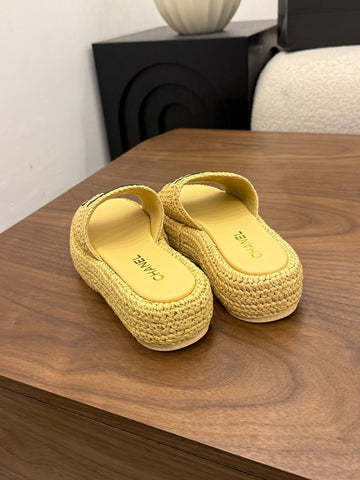 CHANEL 26S PLATFORM SLIDES 40 MM IN PASTEL YELLOW WOVEN RAFFIA