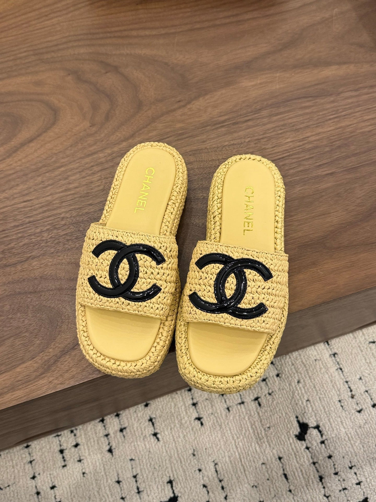 CHANEL 26S PLATFORM SLIDES 40 MM IN PASTEL YELLOW WOVEN RAFFIA