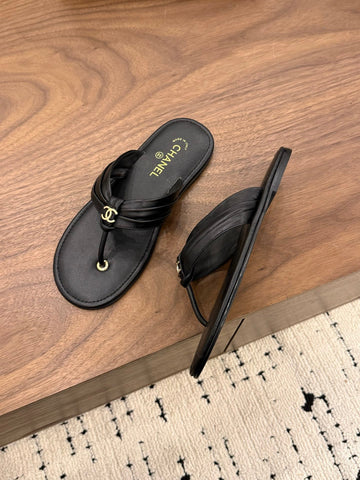 CHANEL 26S THONG SANDALS IN BLACK CALFSKIN WITH CC LOGO