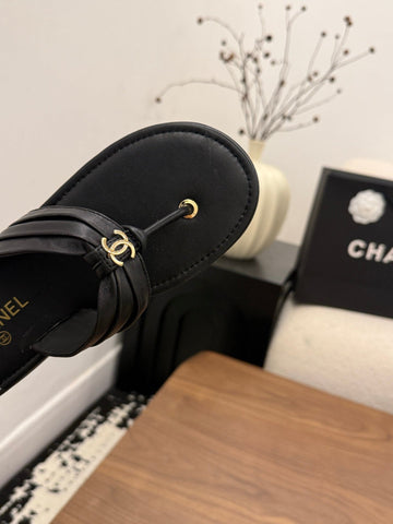 CHANEL 26S THONG SANDALS IN BLACK CALFSKIN WITH CC LOGO