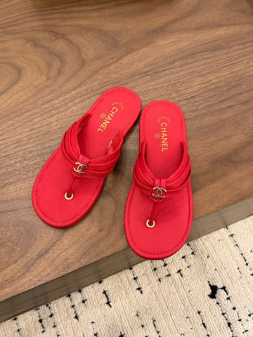 CHANEL 26S THONG SANDALS IN RED CALFSKIN WITH CC LOGO