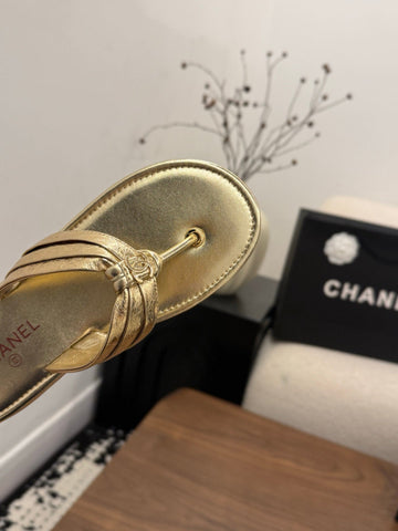 CHANEL 26S THONG SANDALS IN GOLD CALFSKIN WITH CC LOGO