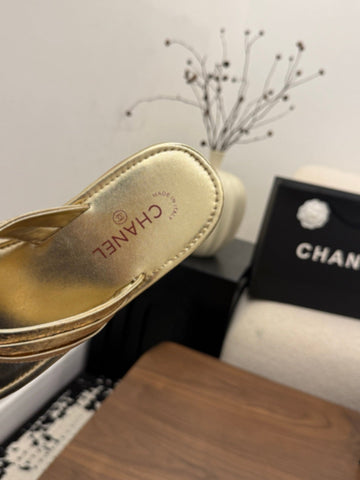 CHANEL 26S THONG SANDALS IN GOLD CALFSKIN WITH CC LOGO