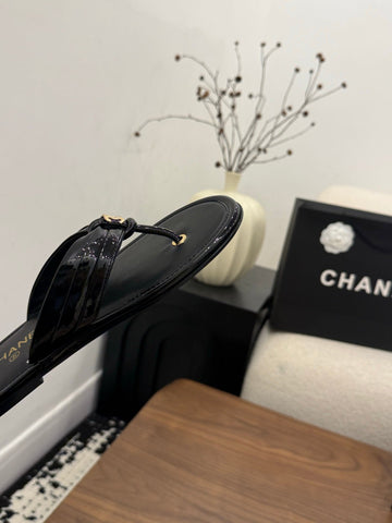 CHANEL 26S THONG SANDALS IN BLACK PATENT CALFSKIN WITH CC LOGO