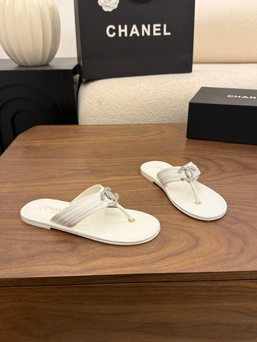 CHANEL 26S THONG SANDALS IN WHITE CALFSKIN WITH RHINESTONE CC LOGO