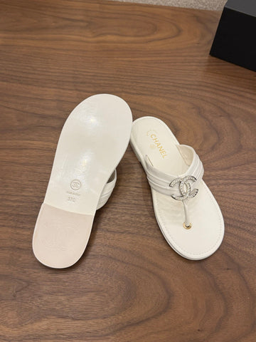 CHANEL 26S THONG SANDALS IN WHITE CALFSKIN WITH RHINESTONE CC LOGO