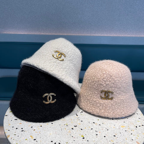 BUCKET HAT IN WHITE LAMB FUR 422035