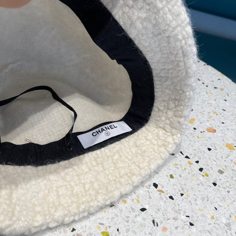 BUCKET HAT IN WHITE LAMB FUR 422035