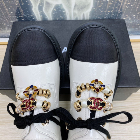 CC COMBAT OXFORD SHOES IN WHITE WRINKLED CALFSKIN AND BLACK GROSGRAIN WITH FAUX PEARL
