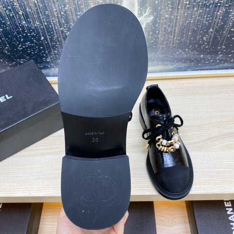 CC COMBAT OXFORD SHOES IN BLACK WRINKLED CALFSKIN AND GROSGRAIN WITH FAUX PEARL