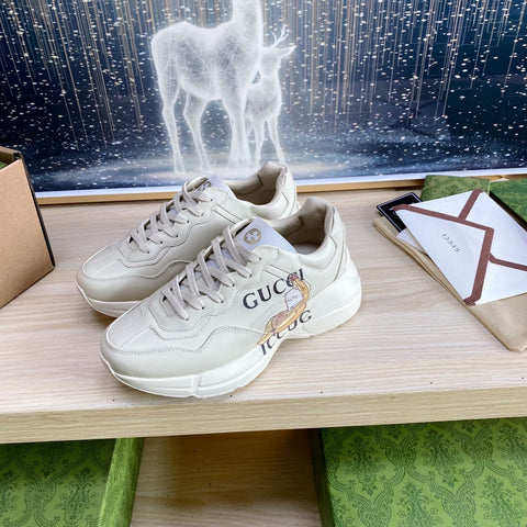 GG COUPLE TRAINER WHITE CALFSKIN WITH TWO CATS ICON