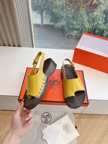 FLAT SANDAL IN CORN YELLOW CALFSKIN